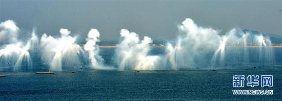 　　2016年9月18日，中俄“海上联合-2016”演习举行立体夺控岛礁演练。这是掩护陆战队员冲滩的烟幕弹在空中炸开（资料照片）。新华社发（孙宏韬 摄）