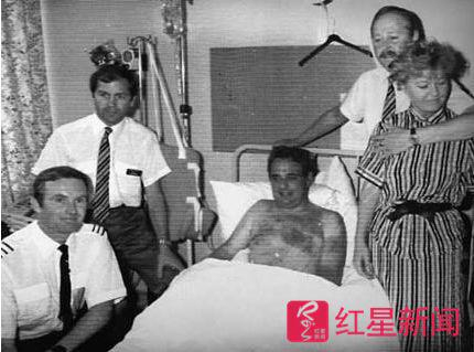 ▲英国航空5390机长兰卡斯特在医院接受救治 &nbsp; 图据《悉尼先驱晨报》