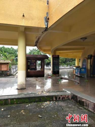 图为地震后的墨江北回归线标志园 墨江北回归线标志园供图