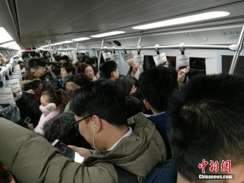 资料图：北京地铁上人员拥挤。中新网记者 李卿 摄