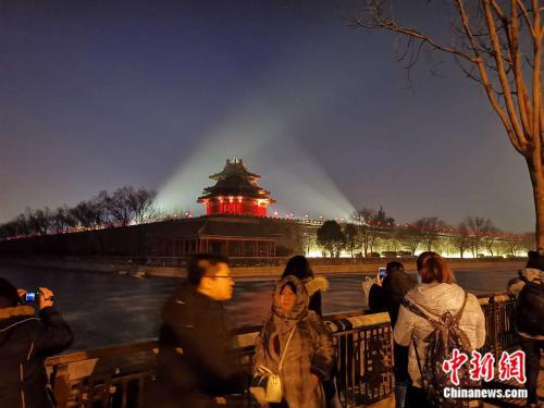 故宫外的游客。中新网记者 宋宇晟 摄