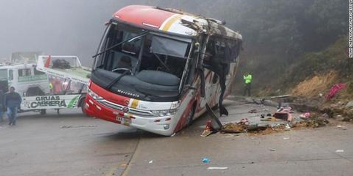 厄瓜多尔一辆大巴车翻车 致11人死亡37人受伤