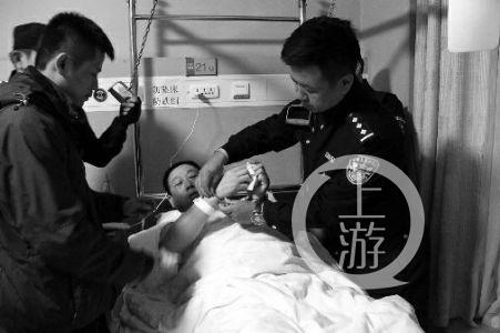 ▲警察给葛七宝戴上手铐。