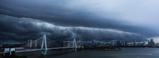 2023年7月16日早，海南海口，受台风“泰利”影响，天空电闪雷鸣。