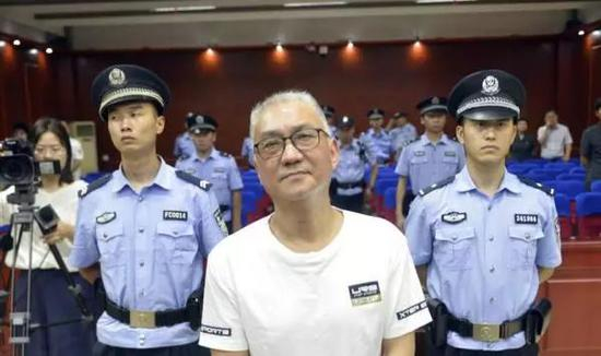 程瀚（中）在法庭上