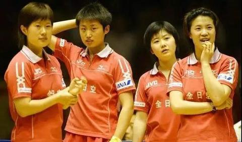 辽宁本钢俱乐部时期的福原爱（右二）和队友王楠（右一）、郭跃（左二）