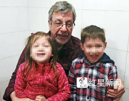 ▲迈克的父亲伊恩和孙子孙女在一起 &nbsp; 受访者供图