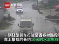 电线杆从货车滑落冲入店铺 店内7人惊险躲一劫