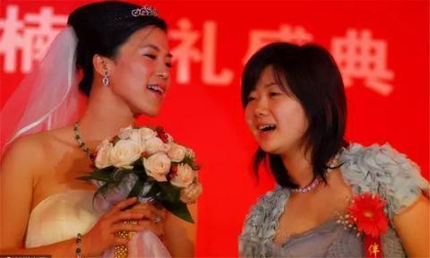 福原爱担任王楠婚礼伴娘（图源：视频截图）