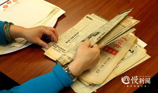 ▲朱晓娟翻阅当年在全国多家报纸刊登的寻子广告