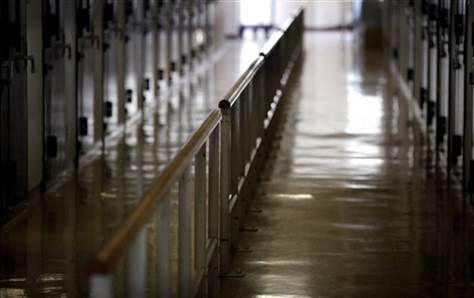 尾道监狱内，为防止老年囚犯摔倒而设的扶手。