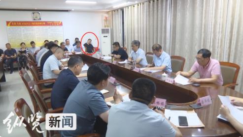 封丘县一名副局长被指在会议现场当众“打瞌睡”（来源“封丘电视台”公众号）