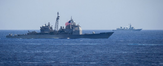 资料图：2018年导弹巡洋舰安提坦和“天枢星”船并排行驶 图源：美国海军官网