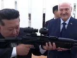 卢卡申科赠予金正恩一支突击步枪，金正恩现场试用，回赠军刀与花瓶