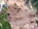 尼泊尔民众拍下山洪吞没建筑过程