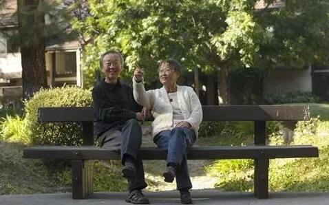 ▲高锟（左）和夫人黄美芸在美国加利福尼亚州的家中。图片来源：新华社