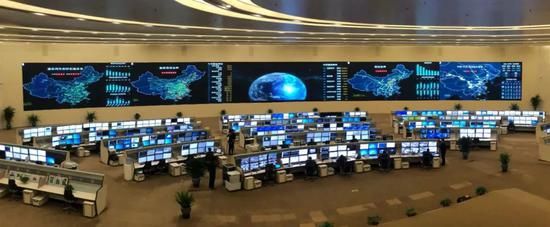 　　在铁路总公司全国铁路调度指挥中心，铁总正积极备战今年春运，全国铁路运行的情况实时显现。 　　中新社 王庆凯 摄