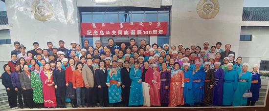 纪念乌兰夫诞辰100周年活动邀请不少上海孤儿参加，宝德和孙保卫都在其中