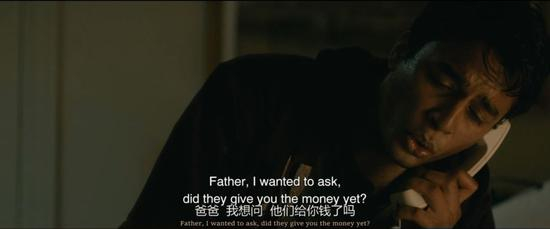 　　电影《孟买酒店》剧照。在2008年11月26日，10名来自巴基斯坦的恐怖分子袭击了孟买，造成近200人死亡。图为电影情节中，参与袭击的年轻人询问父母是否收到了组织头目承诺的金钱，而家里人表示，并没有收到。