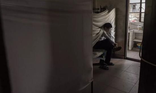 刚进宿舍门，熊盛文抓拍的“工人睡醒瞬间”。受访者供图