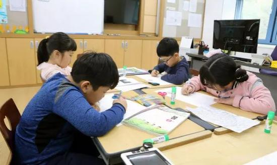 4月24日，学生在韩国大成洞村大成洞小学画画。 新华社记者李鹏摄