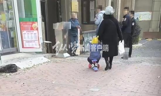 网传视频显示嫌疑人在指认案发现场。(来源/视频截图)