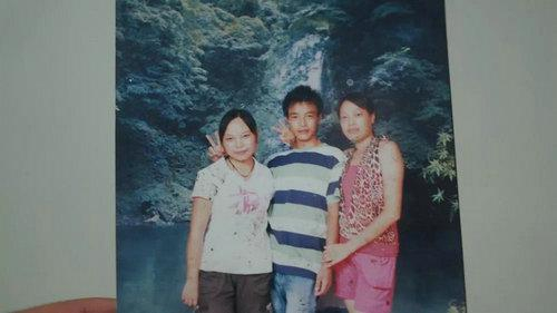 ▷王强生前和家人的合影