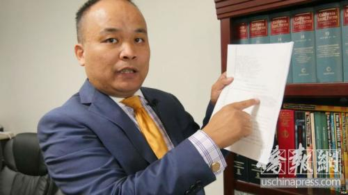 　　刘律师提醒广大华裔新移民，在美国反移民政策的笼罩下，大家保持低调，别到处“嘚瑟”。（侨报记者 高睿 摄）