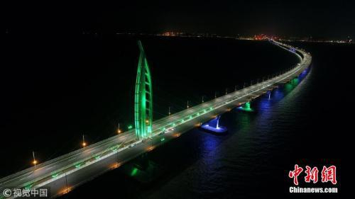 　　2017年12月30日，珠海，港珠澳大桥九洲航道桥、江海直达船航道桥灯火璀璨，在五颜六色的装饰灯映衬下，整座大桥熠熠生辉。王荣 摄 图片来源：视觉中国
