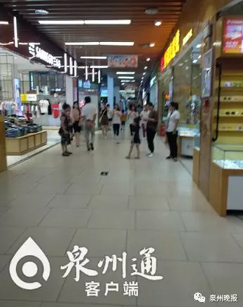 时某上班的商场通道