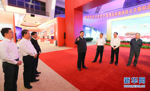 　　2019年9月23日，党和国家领导人习近平、李克强、汪洋、王沪宁、赵乐际、韩正、王岐山等在北京展览馆参观“伟大历程 辉煌成就——庆祝中华人民共和国成立70周年大型成就展”。 新华社记者 鞠鹏 摄