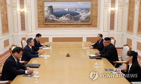 朝韩首脑会谈时金与 正坐在金正恩身边