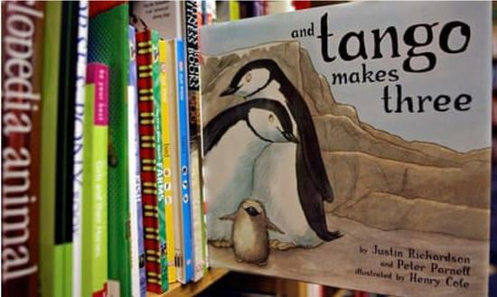 　　《三口之家》图书封面，Justin Richardson &amp;amp； Peter Parnell撰文，Henry Cole绘画，Simon &amp;amp； Schuster 童书出版社出版