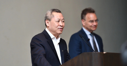 图左为BOE（京东方）董事长陈炎顺