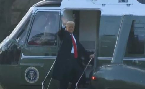 1月20日上午，特朗普向送别人群挥手道别
