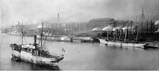 1904年鼎盛时期的埃尔斯维克造船厂，右侧尖顶的圣史蒂芬教堂至今仍在
