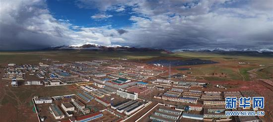 这是位于西藏自治区那曲市双湖县县城一景（8月5日摄，无人机照片）。 新华社记者 李贺 摄