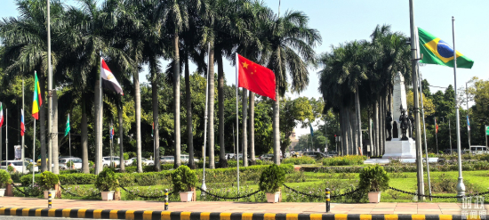 △会见现场摆放的中印两国国旗。（总台央视记者王策拍摄）