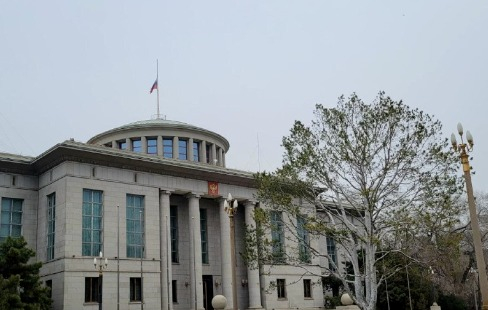 俄媒:俄驻华大使馆降半旗,哀悼莫斯科州音乐厅恐怖袭击事件遇难者