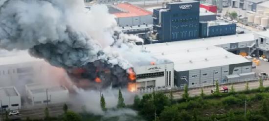 韩国京畿道华城市一家电池厂火灾现场 图源：韩媒视频截图