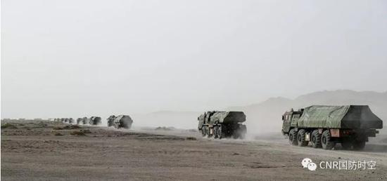 火炮卸载后，迅速向集结地域机动。