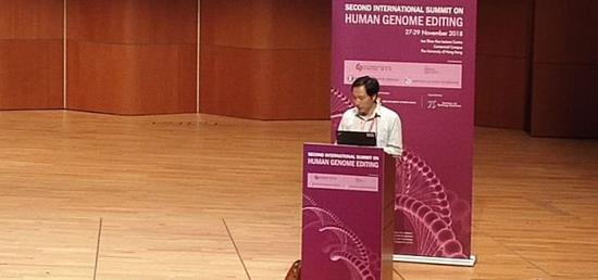 （贺建奎在峰会现场作报告&nbsp; 记者钱玉娟摄）