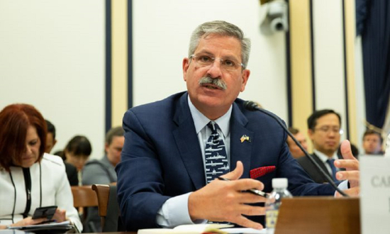 詹姆斯·法内尔