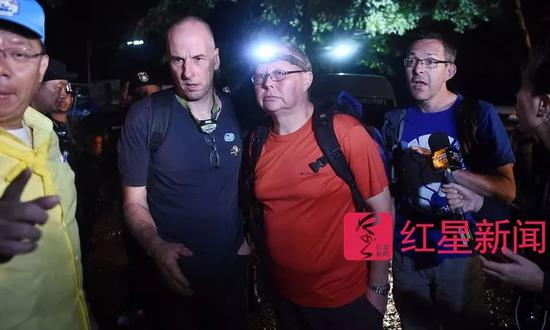 　　▲最先发现被困人员的是两名英国洞穴救援专家，瑞克·斯坦顿（左二蓝衣者）和约翰（右一蓝衣者）&nbsp; 图据AFP