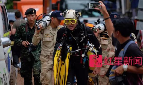 ▲英国洞穴潜水专家约翰走出洞穴 &nbsp;图据Getty Images