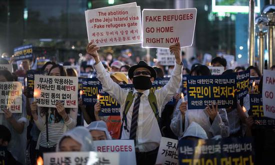 在首尔抗议接收难民的韩国民众&nbsp; 图自法新社