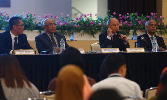 马来西亚民航局前总监郭师传在新闻发布会上（路透社）