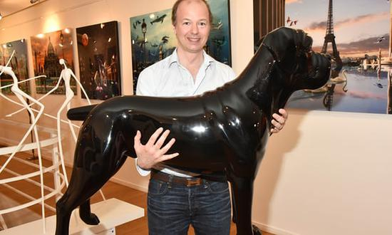 路易斯·让·雷蒙德·玛丽·德·温森斯·德·考森斯拍摄于一家艺术馆 图源：卫报