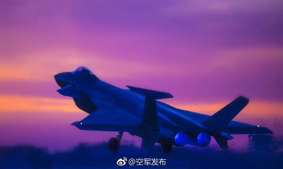 △空军歼-20战机参加夜间对抗训练