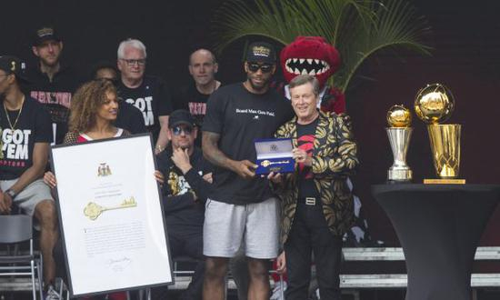 多伦多市长约翰·托里（右一）委请伦纳德（右二）代表全队接受城市钥匙。新华社发（邹峥摄）